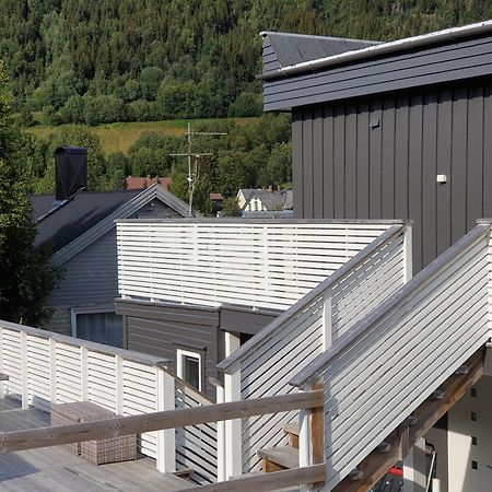 Lyngen Apartments Lyngseidet Bagian luar foto